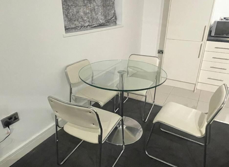 Modern 2-Bed Flat In Salford Lejlighed Manchester Eksteriør billede