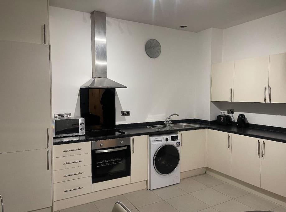 Modern 2-Bed Flat In Salford Lejlighed Manchester Eksteriør billede